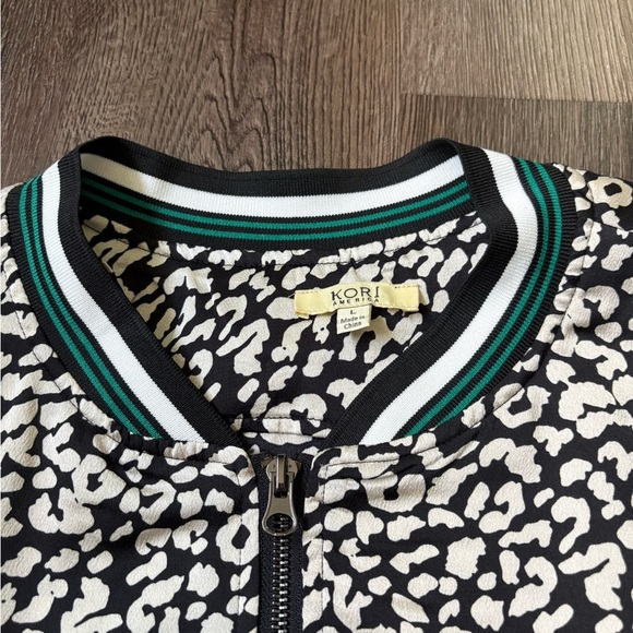Kori America Women’s Leopard Zip-Up Shirt (Large) - Picture 3 of 8